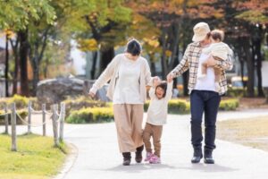 秋の公園で遊ぶ家族・ファミリー