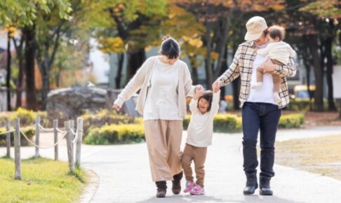 秋の公園で遊ぶ家族・ファミリー