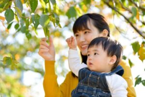 葉っぱを見る親子