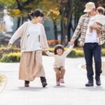 秋の公園で遊ぶ家族・ファミリー