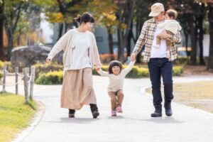 秋の公園で遊ぶ家族・ファミリー