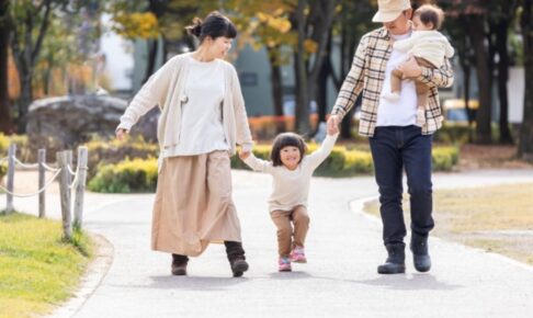 秋の公園で遊ぶ家族・ファミリー